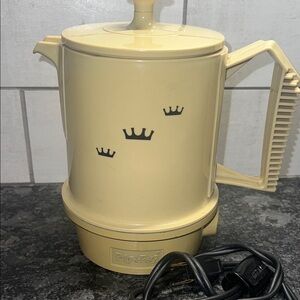 Vintage Poly-Perk Yellow Coffee Percolator 2-4 cup. Excellent condition